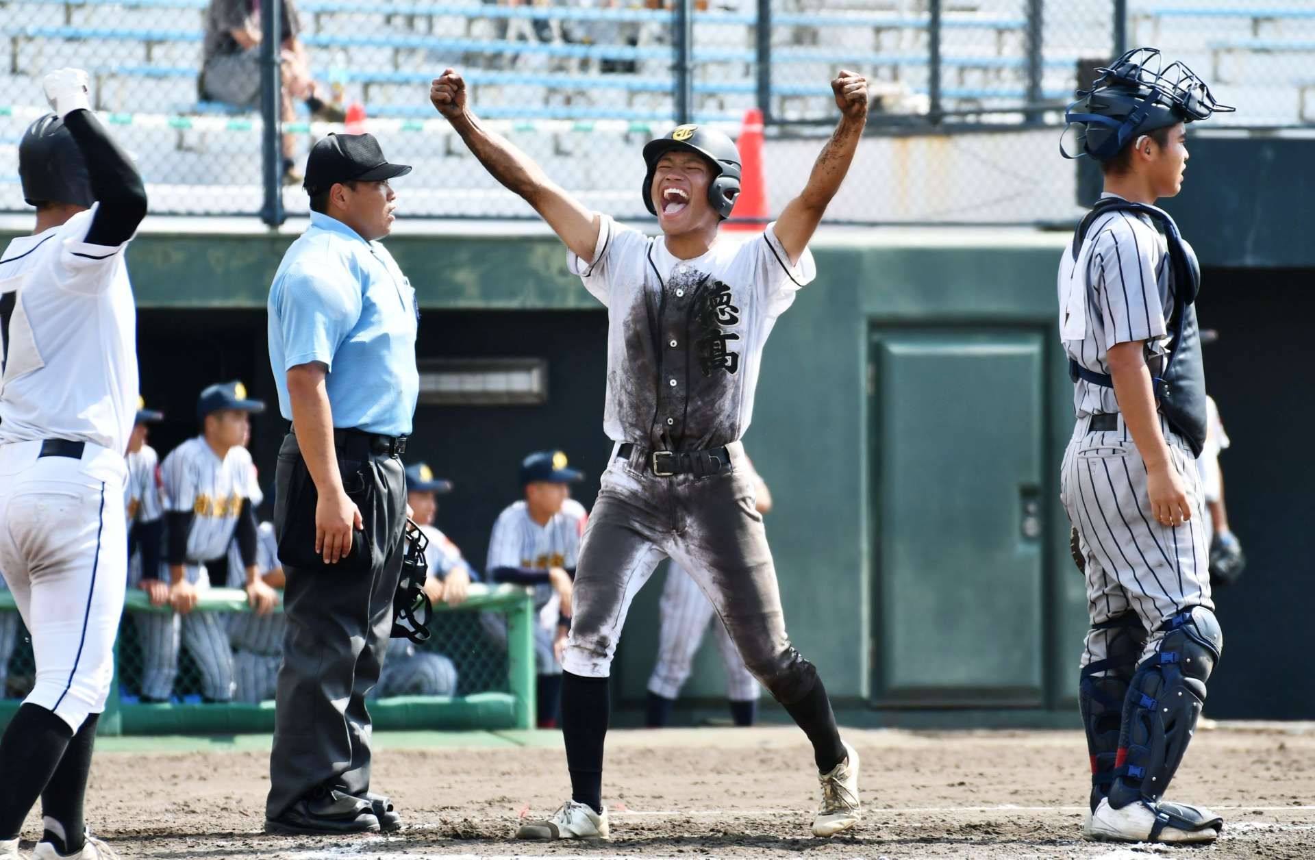 ９回表、徳之島１死二塁、嶋田の二塁打で二走竹下が生還しガッツポーズ＝平和リース
