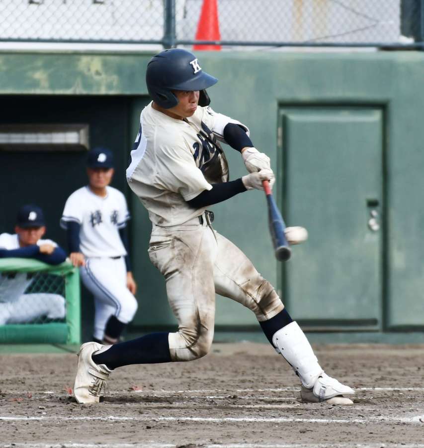 ９回裏国分中央２死一、三塁、松元が左前適時打を放つ＝平和リース