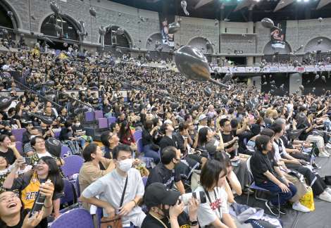 ジェット風船を飛ばし楽しむ観客ら＝５日午後、鹿児島市の西原商会アリーナ