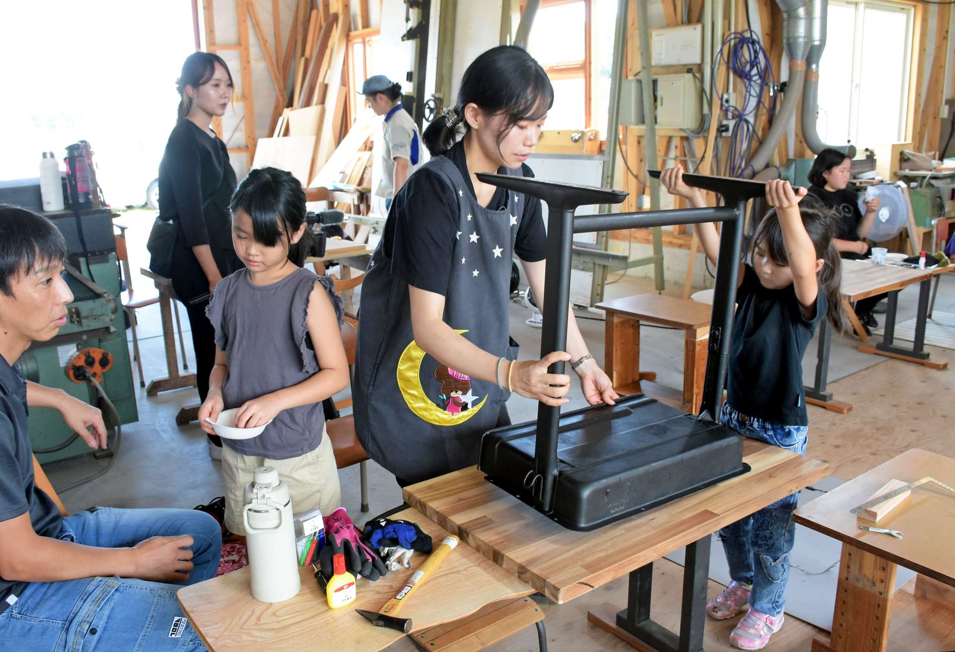廃棄予定の机を新たな勉強机に作り替える参加者＝大崎町神領