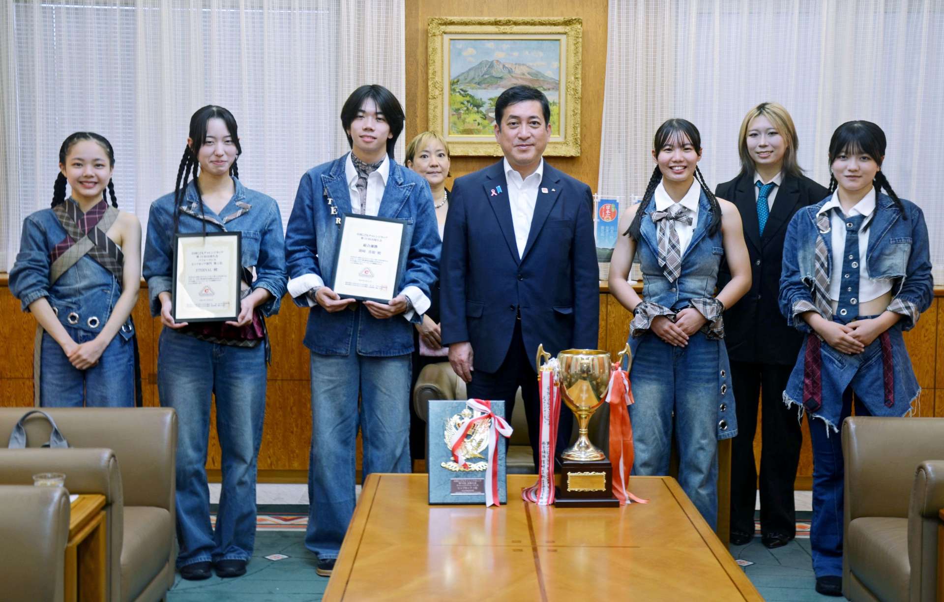全国大会で６連覇を果たし、塩田康一知事を表敬したダンスチーム「ＥＴＥＲＮＡＬ（エターナル）」のメンバーら＝鹿児島県庁