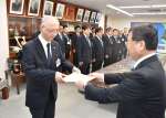 辞令を受け取るリーダーの有馬眞二郎部長（左）＝薩摩川内市役所