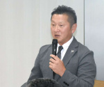 水産業の可能性などについて語る渡邉賢一さん＝垂水市役所