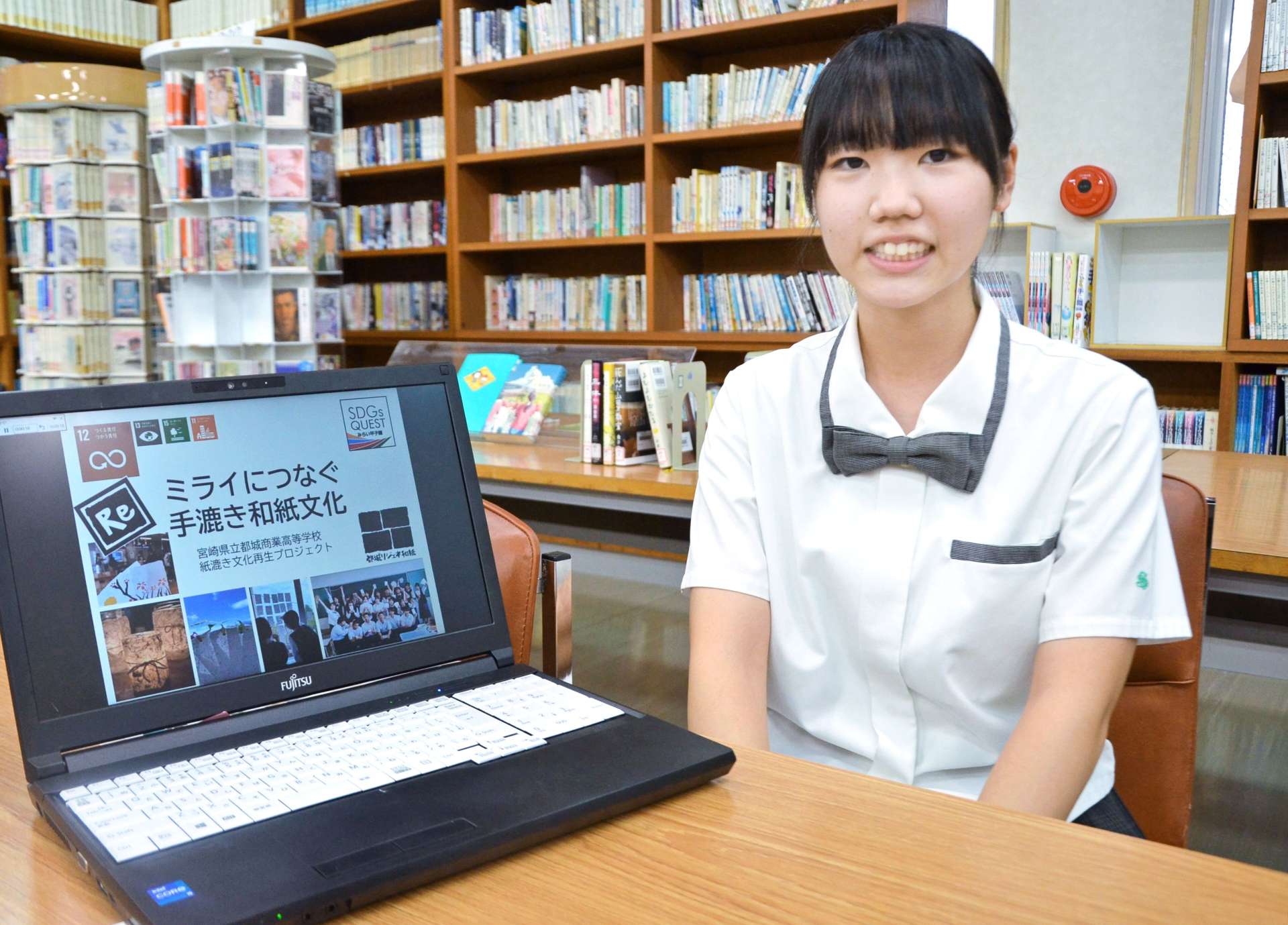 万博会場で開かれる「みらい甲子園」へ向け、発表練習を重ねる都城商業高校３年の中岡笑菜さん＝都城市上東町の同校