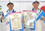 カヌースプリント・カナディアンペアで優勝した仲宗根倫太郎（国分高、右）・山下大翔（伊佐農林高）＝伊庭内湖特設競技場