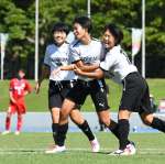 少年女子３位決定戦、後半３４分、先制ゴールを決め喜ぶ鹿児島・大藪（中央）ら＝皇子山運動公園陸上競技場