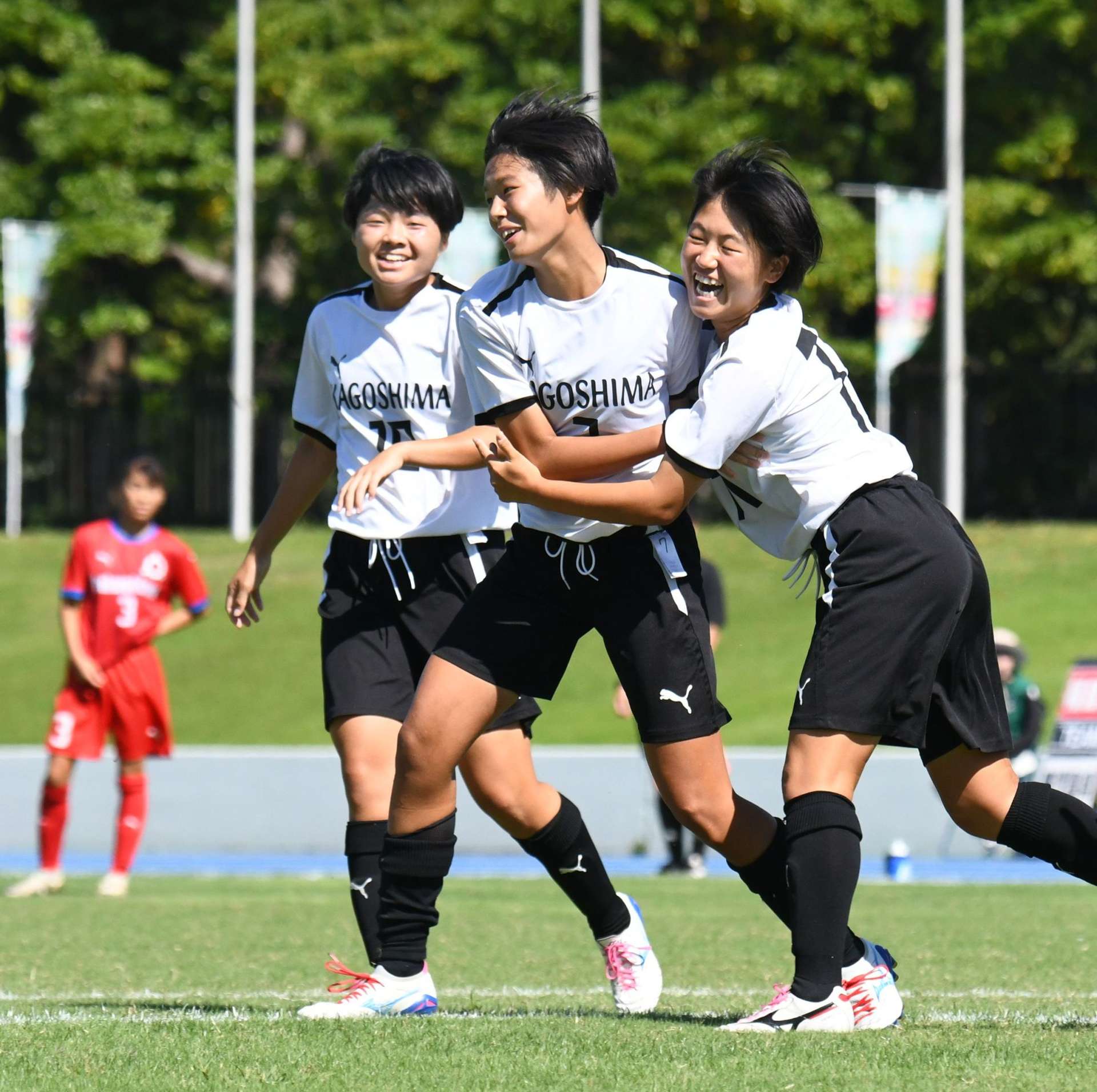 少年女子３位決定戦、後半３４分、先制ゴールを決め喜ぶ鹿児島・大藪（中央）ら＝皇子山運動公園陸上競技場