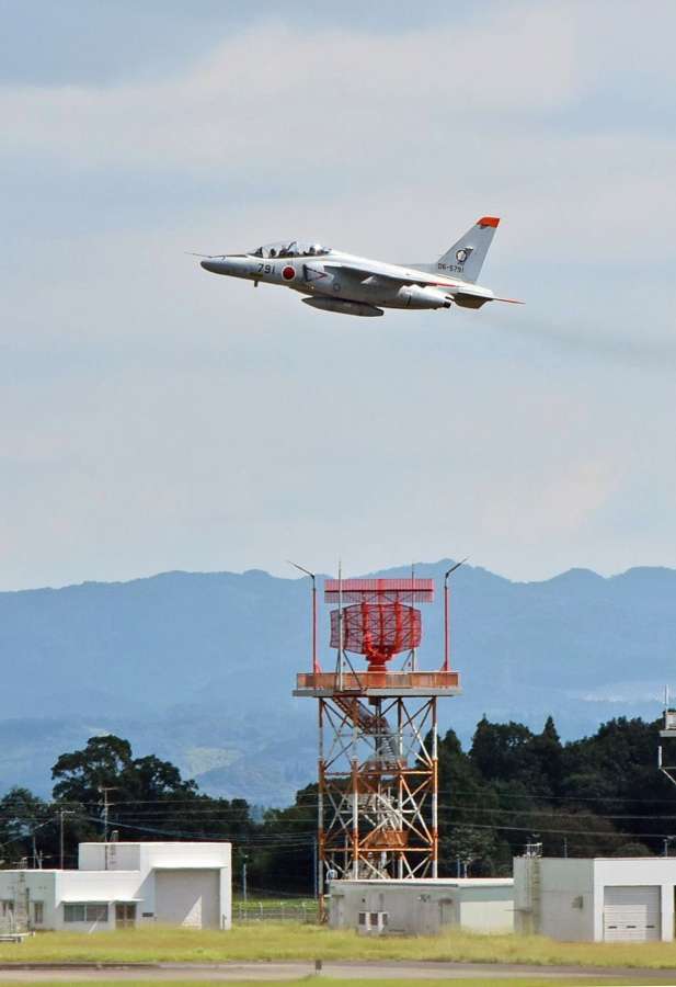 鹿児島空港でタッチ・アンド・ゴーをするＴ４練習機＝６日午前１１時半ごろ、霧島市