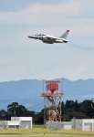 鹿児島空港でタッチ・アンド・ゴーをするＴ４練習機＝６日午前１１時半ごろ、霧島市