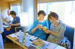 「おれんじ食堂」で食事を楽しむクルーズ客