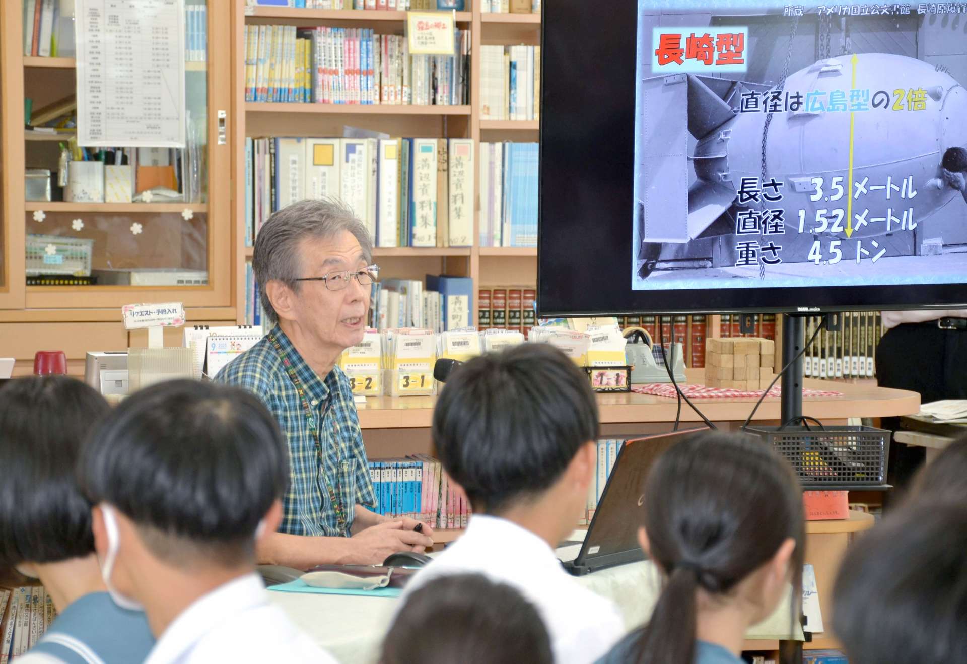 父の被爆体験を紹介する近江義則さん＝霧島市溝辺町麓２丁目の陵南中学校