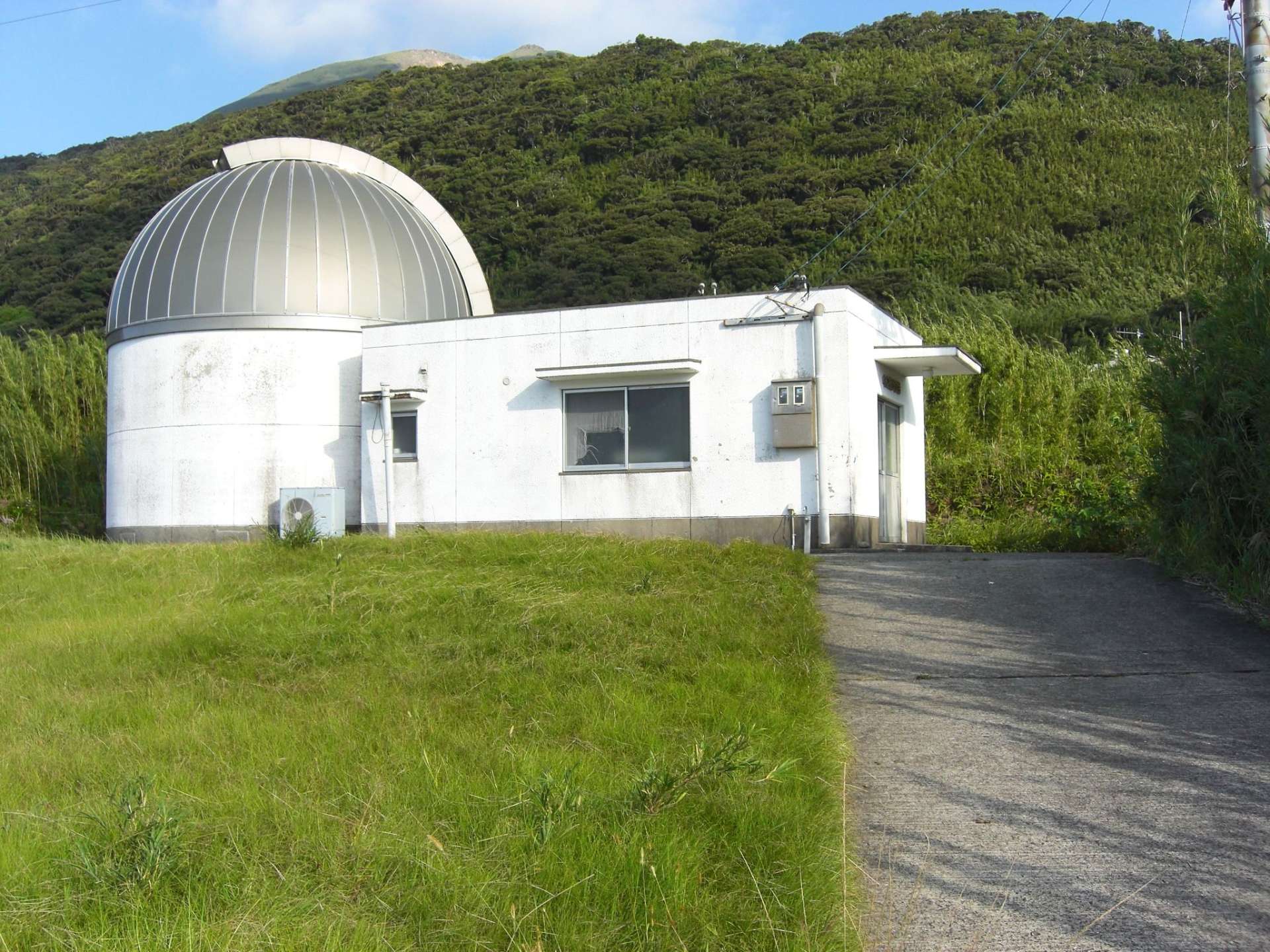 廃止が検討されている十島村の中之島天文台（同村提供）