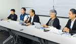 質問に応じる日本ジオパーク委員会メンバー＝６日、東京都千代田区
