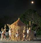 名月の下、元気なかけ声で踊りを披露する子どもたち＝６日午後６時４８分、南九州市知覧の中福良地区公民館