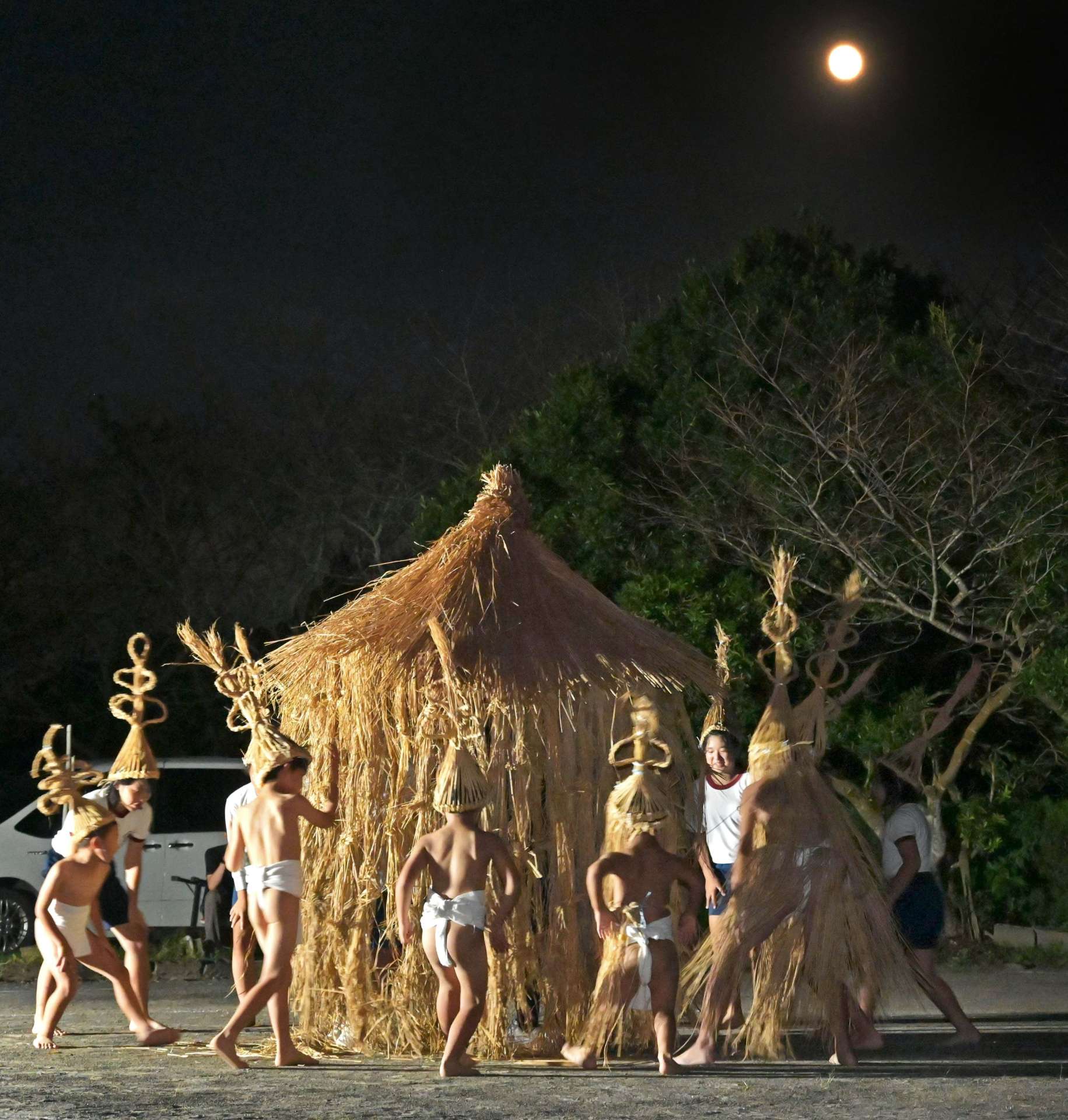 名月の下、元気なかけ声で踊りを披露する子どもたち＝６日午後６時４８分、南九州市知覧の中福良地区公民館