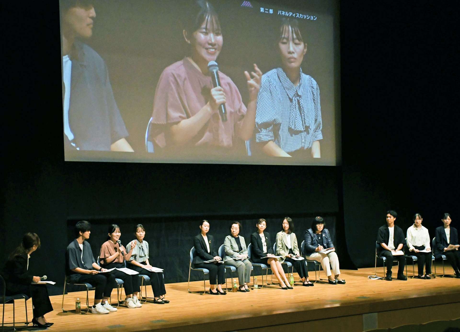 学生と企業担当者の意見が交わされたパネルディスカッション＝４日、鹿児島市のサンエールかごしま