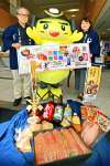 日置市物産展をＰＲするスタッフ