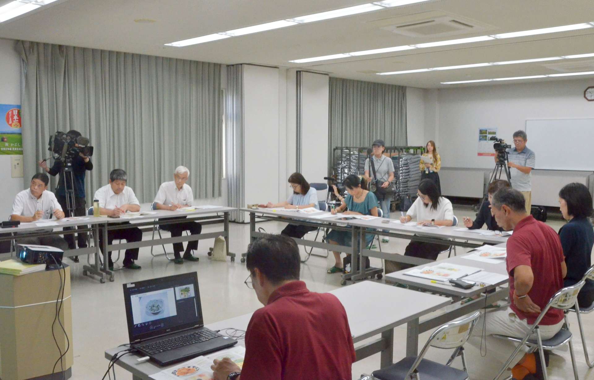 県産茶を使ったアイデアレシピコンテストの審査会＝７日、鹿児島市の県茶市場