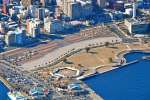 〈参考資料〉更地となっているドルフィンポート跡地（中央）で県の新総合体育館計画が進む