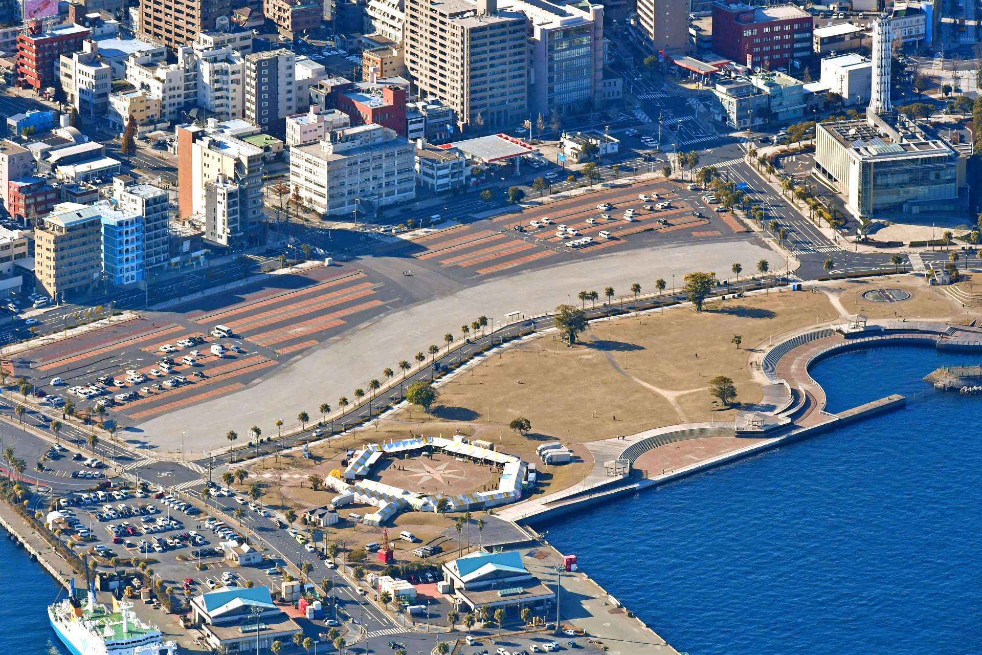 〈参考資料〉更地となっているドルフィンポート跡地（中央）で県の新総合体育館計画が進む