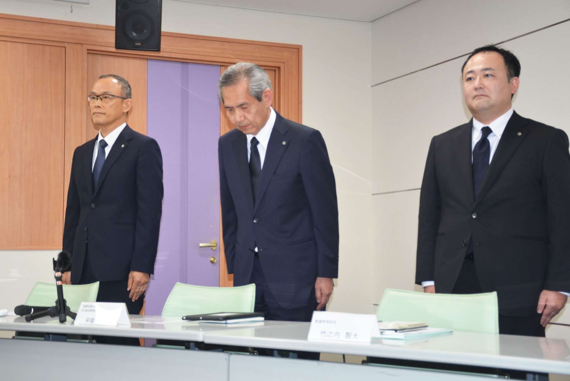 業務改善勧告を受け、謝罪する平岡英樹取締役執行役員（中央）ら幹部＝７日、霧島市の鹿児島空港