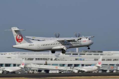 〈資料写真〉日本エアコミューターのＡＴＲ機。離島路線の主力として活躍する
