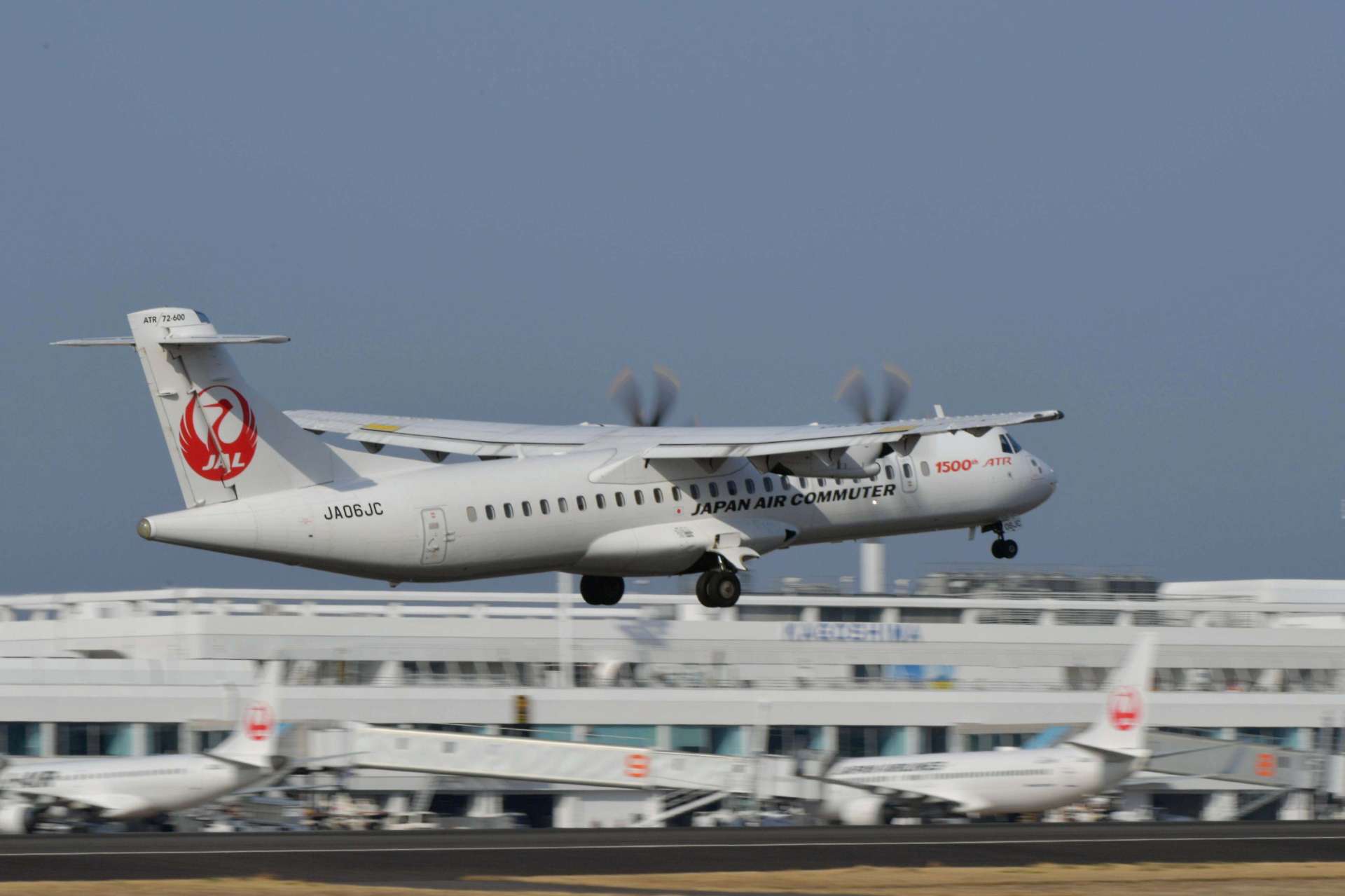 〈資料写真〉日本エアコミューターのＡＴＲ機。離島路線の主力として活躍する