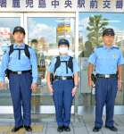ポロシャツ型制服を着用する警察官（両端）と、従来の制服の上に空調ベストを着用する警察官＝６日午後１時３５分ごろ、鹿児島市の鹿児島中央駅前交番
