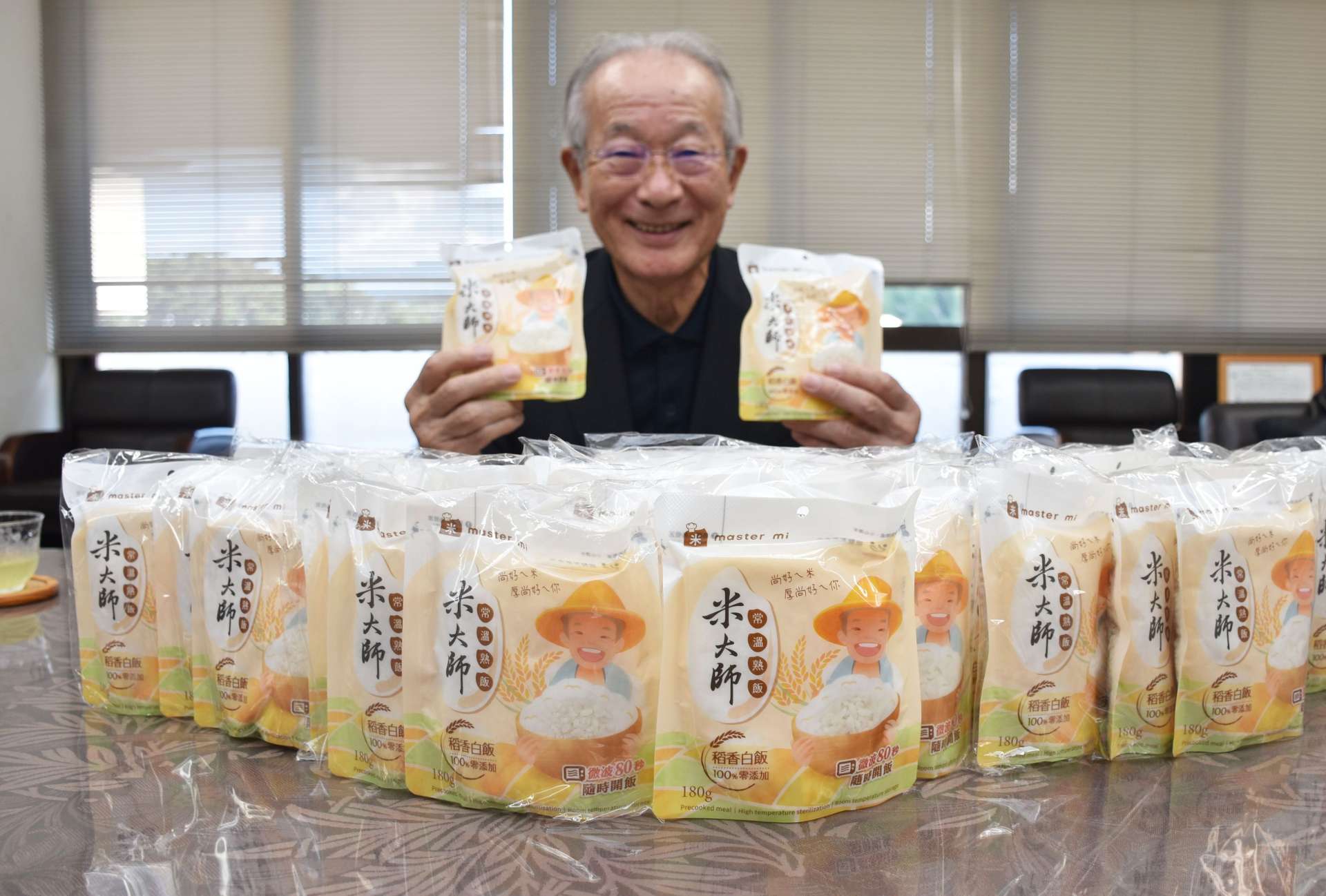 林定三氏が贈ったパックご飯＝薩摩川内市役所