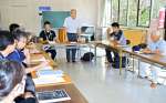 ＪＲ肥薩線の復旧に向けた機運を高めようと意見を出し合う参加者＝霧島市隼人町嘉例川の嘉例川地区共同利用施設