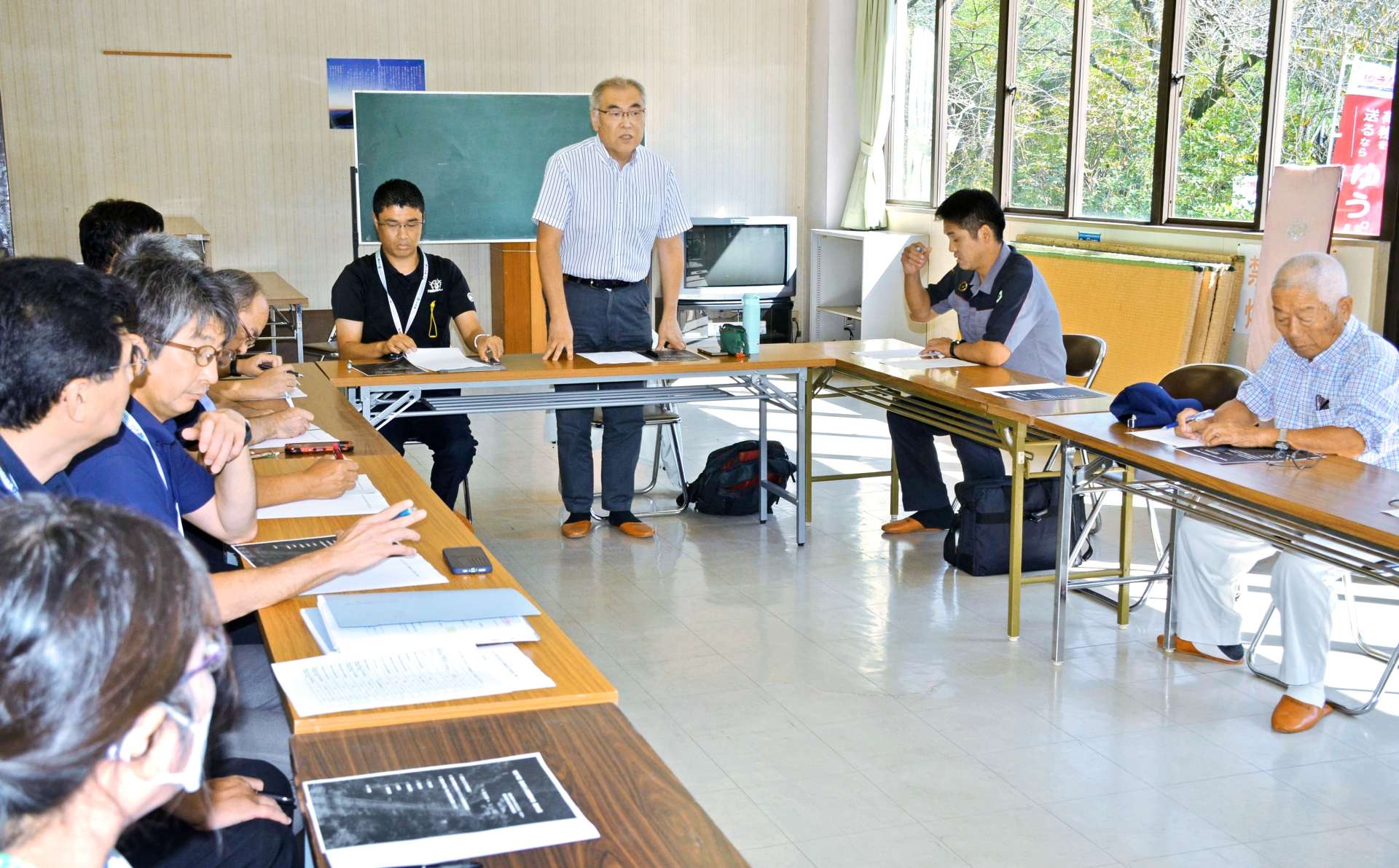 ＪＲ肥薩線の復旧に向けた機運を高めようと意見を出し合う参加者＝霧島市隼人町嘉例川の嘉例川地区共同利用施設