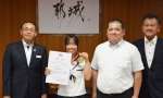優勝報告をした田中望晴さん（左から２人目）＝都城市姫城町の市役所