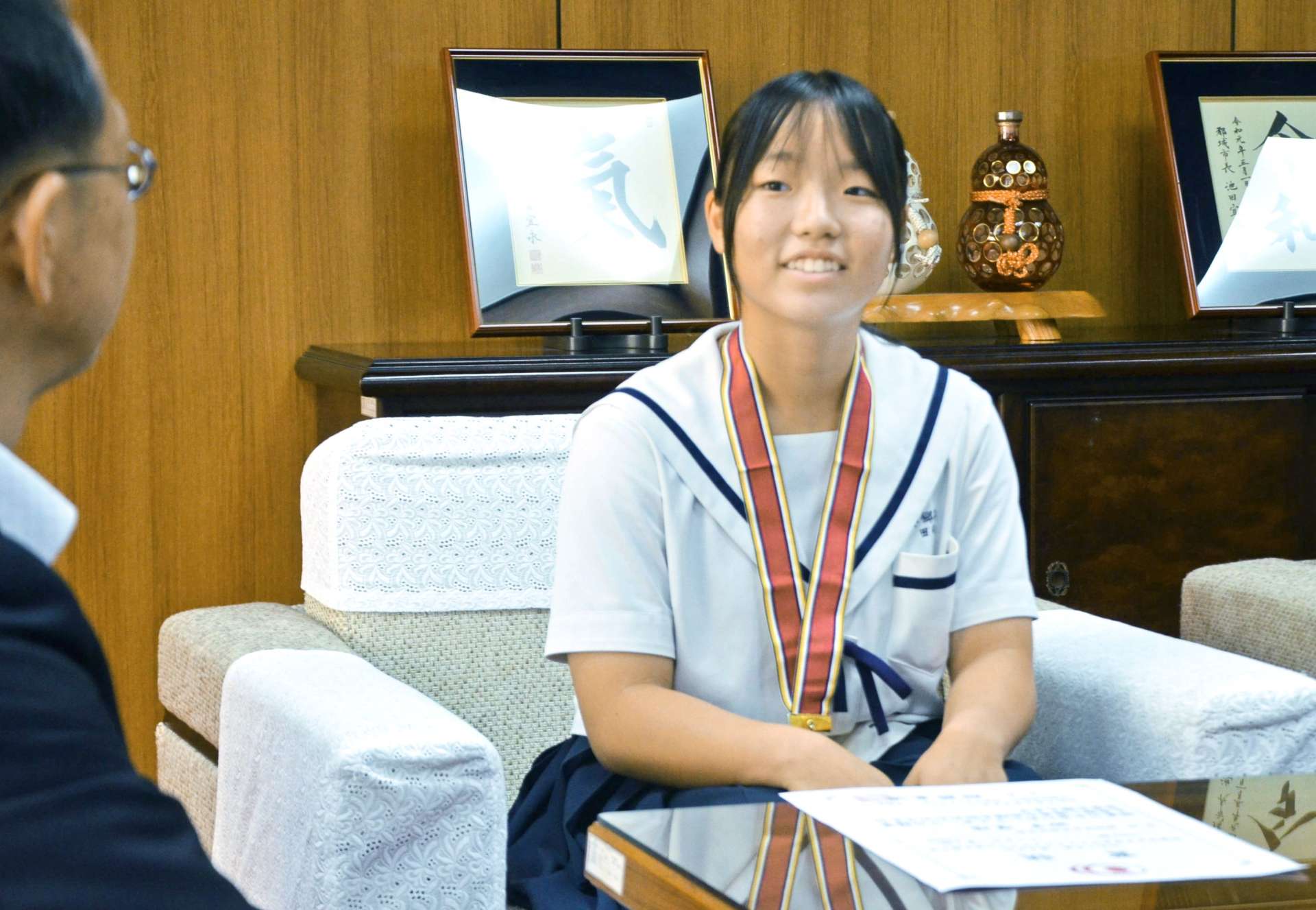 優勝報告をする田中望晴さん＝都城市姫城町の市役所
