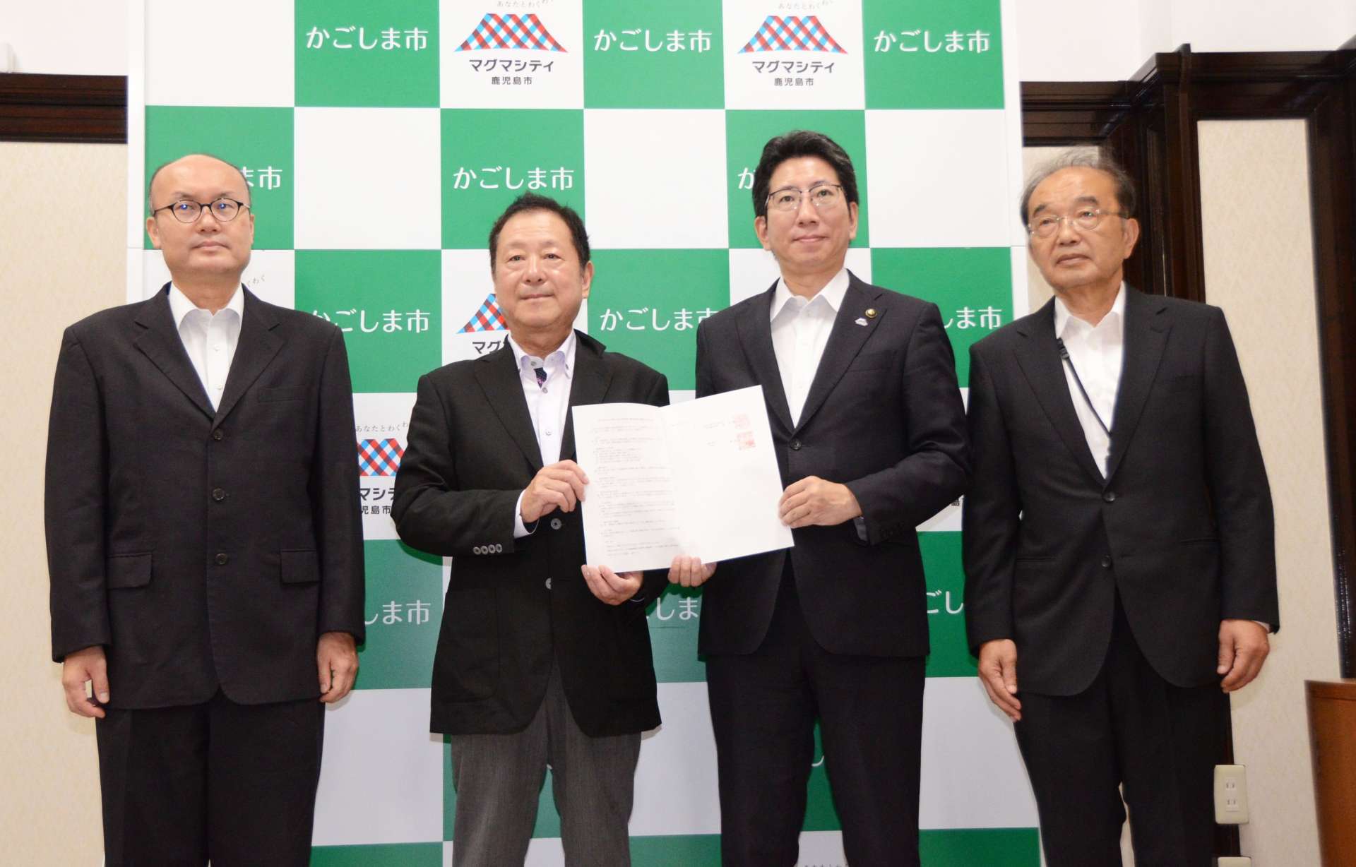 連携協定を結んだ京都大学防災研究所の堀智晴所長（左から２人目）と下鶴隆央鹿児島市長＝７日、市役所