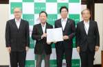 連携協定を結んだ京都大学防災研究所の堀智晴所長（左から２人目）と下鶴隆央鹿児島市長＝７日、市役所