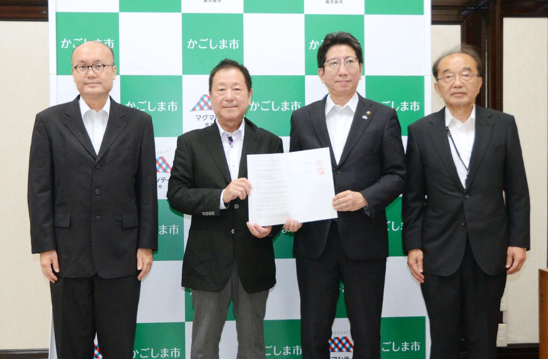 連携協定を結んだ京都大学防災研究所の堀智晴所長（左から２人目）と下鶴隆央鹿児島市長＝７日、市役所