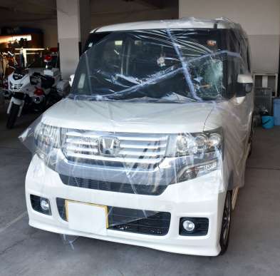 逮捕された女が運転していた軽乗用車＝８日、薩摩川内市の薩摩川内署