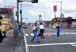 死亡事故の現場を調べる警察官ら＝８日正午ごろ、薩摩川内市御陵下町