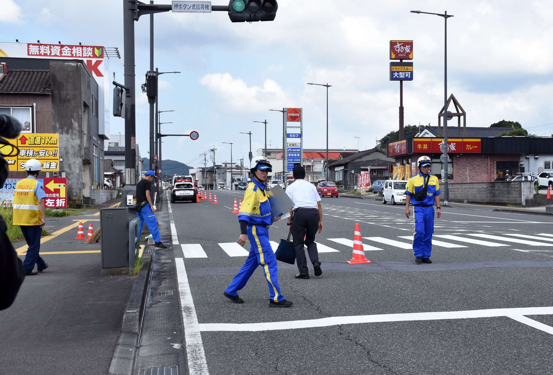 死亡事故の現場を調べる警察官ら＝８日正午ごろ、薩摩川内市御陵下町