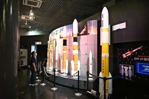 〈資料写真〉歴代のロケットの模型。右端がＨ３＝南種子町の種子島宇宙センター宇宙科学技術館