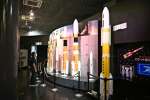〈資料写真〉歴代のロケットの模型。右端がＨ３＝南種子町の種子島宇宙センター宇宙科学技術館