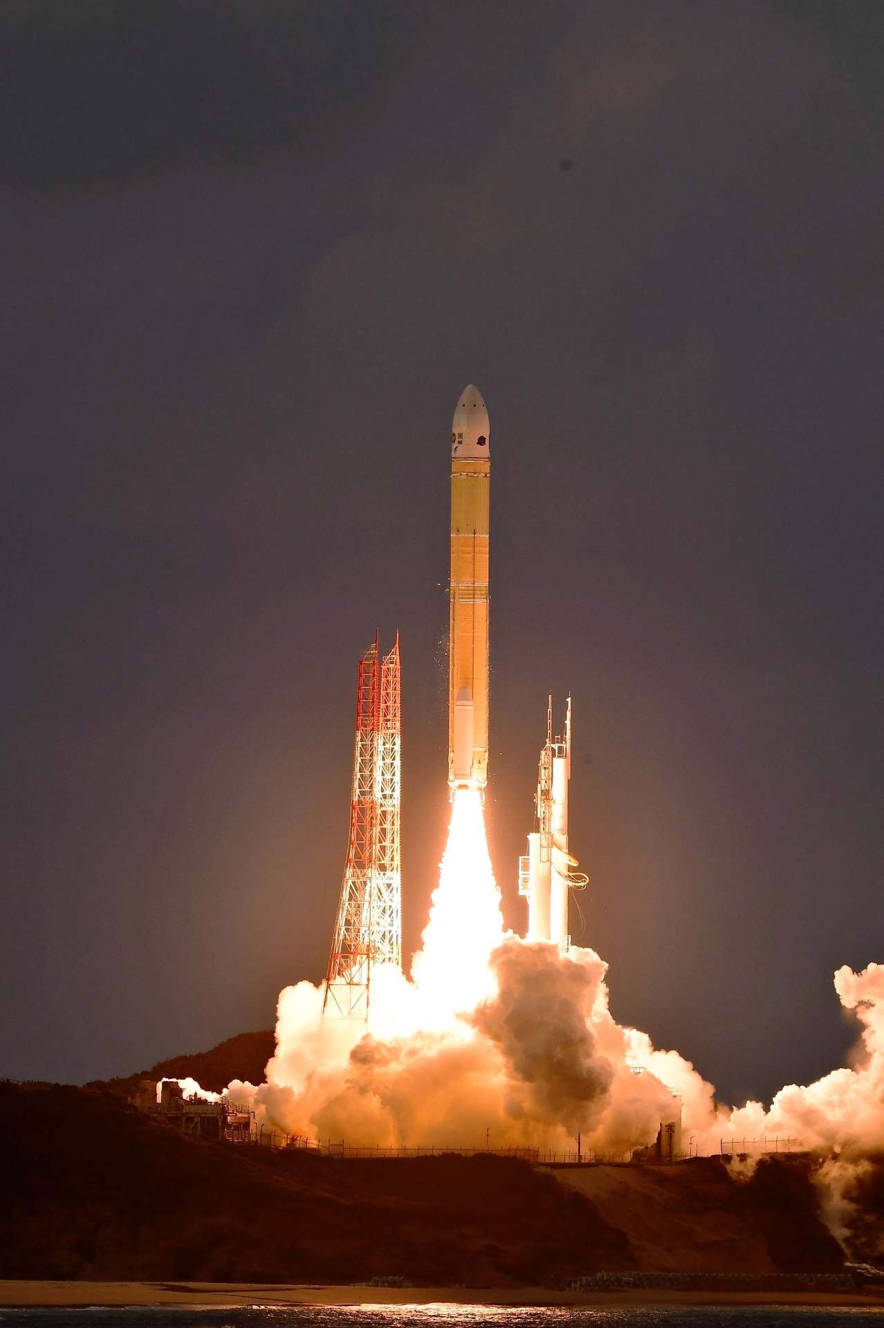 （資料写真）ごう音とともに上昇するＨ３ロケット５号機＝南種子町の種子島宇宙センター