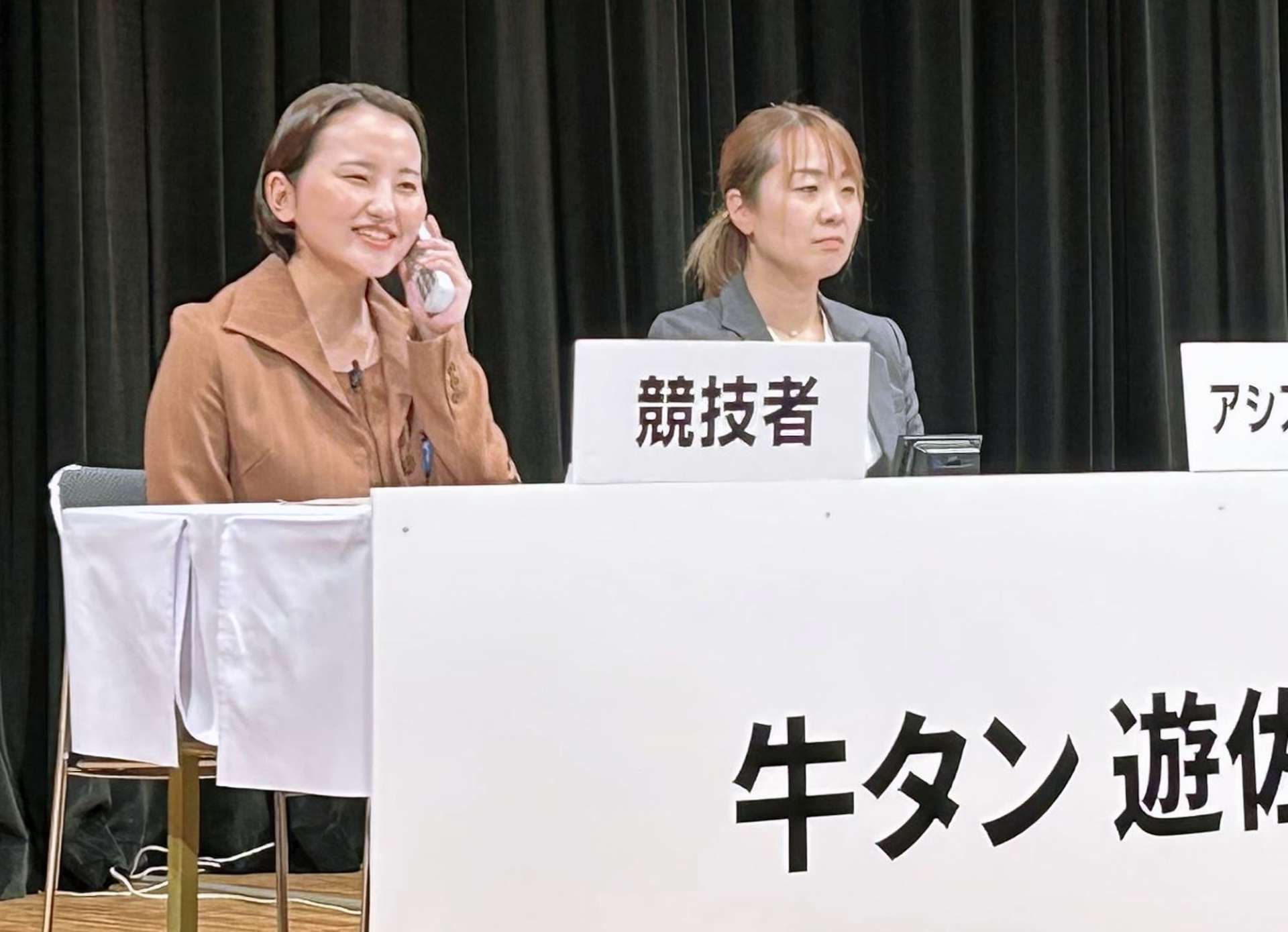 優勝後に模範演技を披露する久留佳奈さん（左）＝８日、鹿児島市のカクイックス交流センター