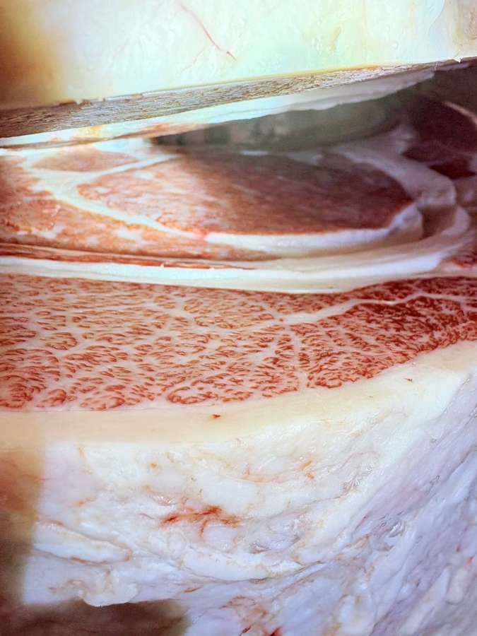 グランドチャンピオンに選ばれた高崎畜産の枝肉（ＪＡ鹿児島県経済連提供）