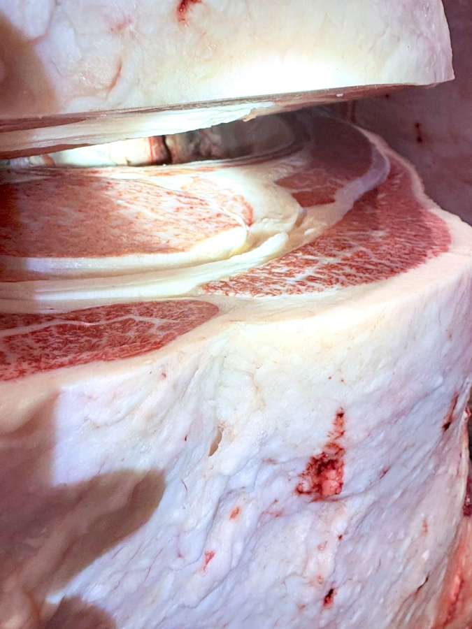 グランドチャンピオンに選ばれた高崎畜産の枝肉（ＪＡ鹿児島県経済連提供）