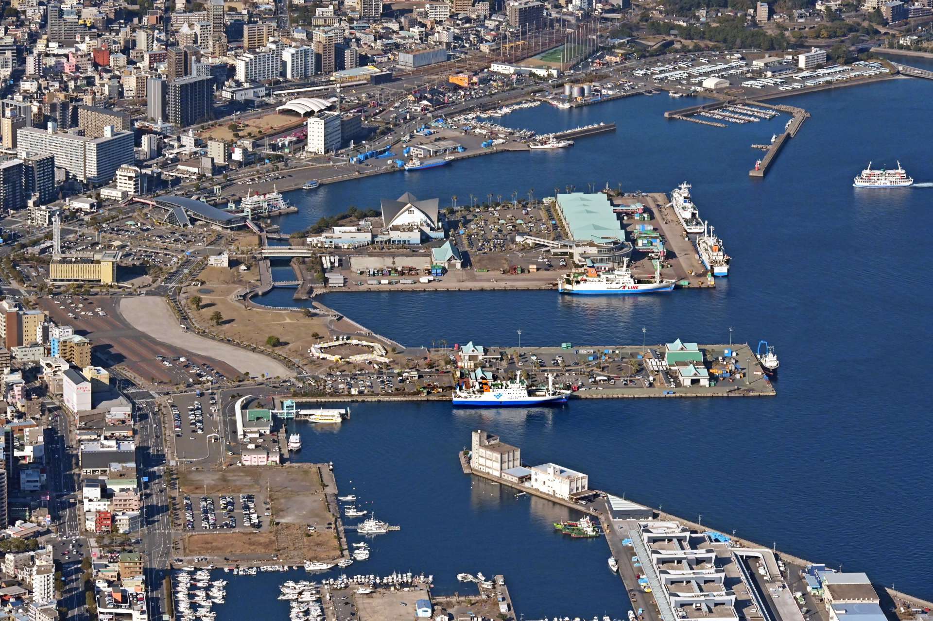 〈資料写真〉事業予定者に決まった鹿児島国際観光がホテルの整備を予定する住吉町１５番街区（手前）＝２０２４年１月（本社チャーター機から）