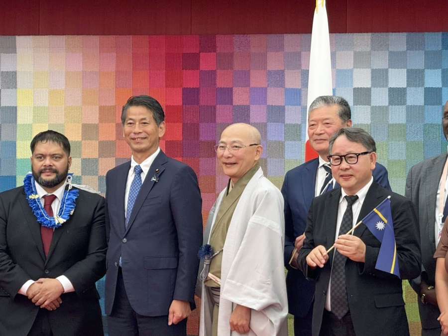 ナウル共和国のナショナルデーに出席した三共建設の中島竜作社長（右端）＝大阪府の大阪・関西万博会場