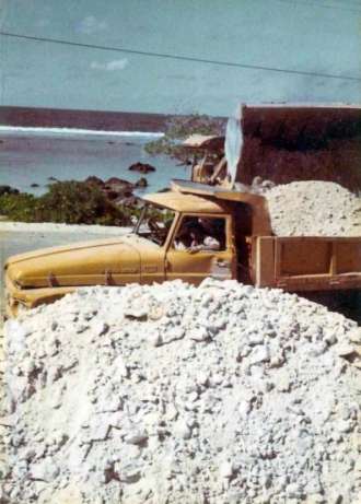 ５０年前のナウル共和国での道路工事の様子