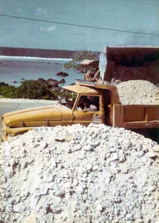 ５０年前のナウル共和国での道路工事の様子