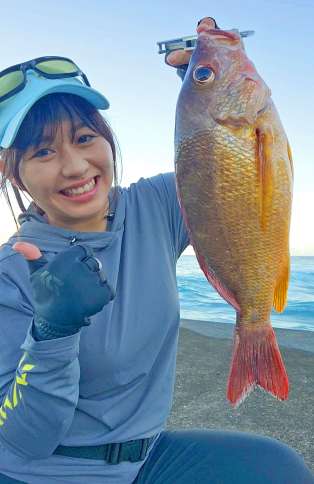 （別カット）初めて釣ったオキフエダイに笑みがこぼれる＝９月２３日、伊仙町鹿浦港